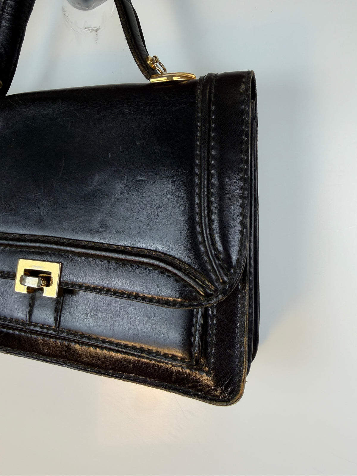 Borsa vintage nera con dettagli dorati