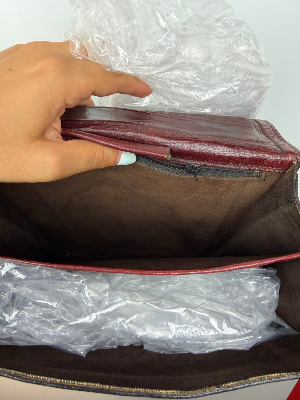 Borsa vintage in vera pelle bordeaux con chiusura in ottone