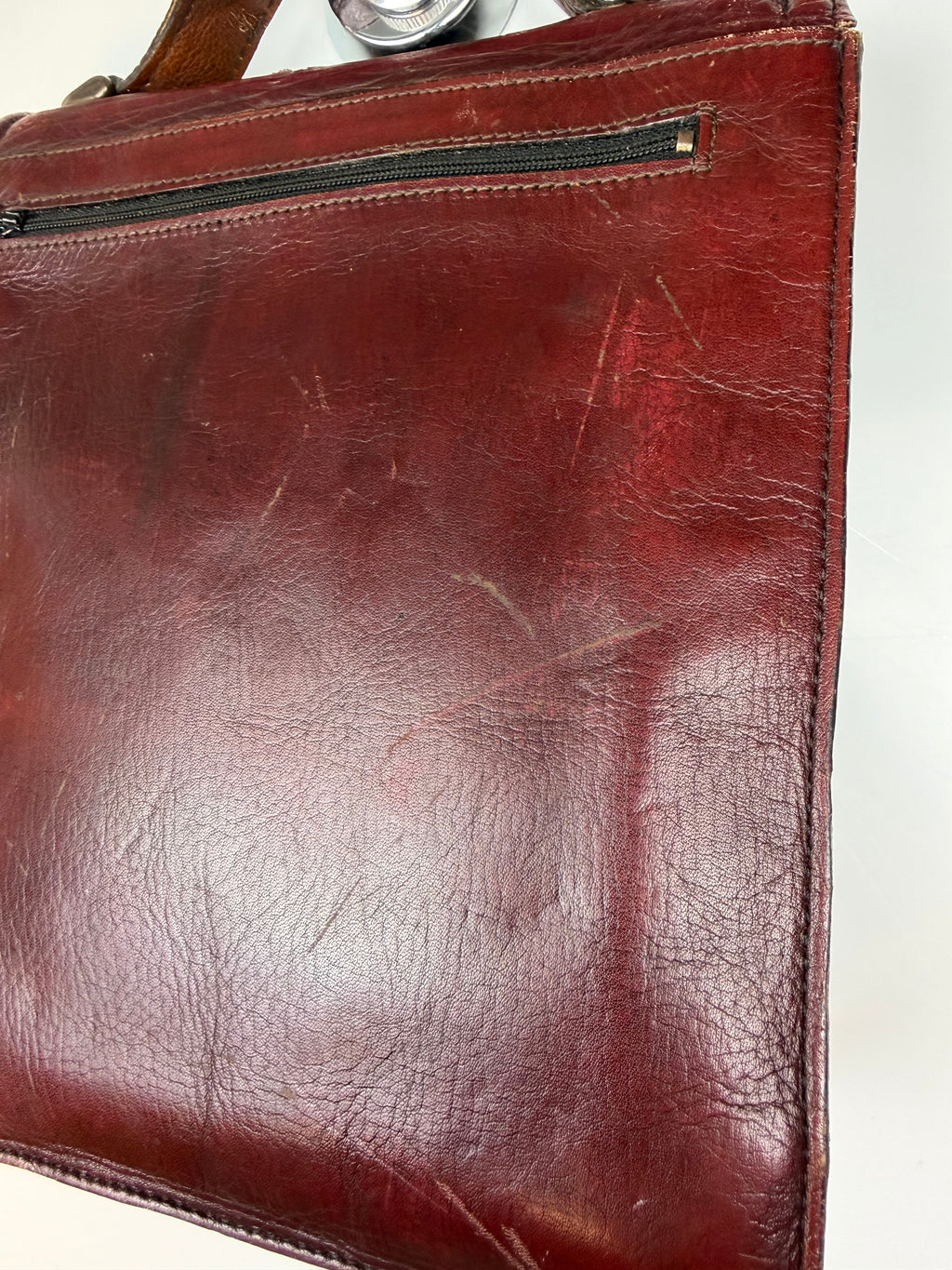 Borsa vintage in vera pelle bordeaux con chiusura in ottone