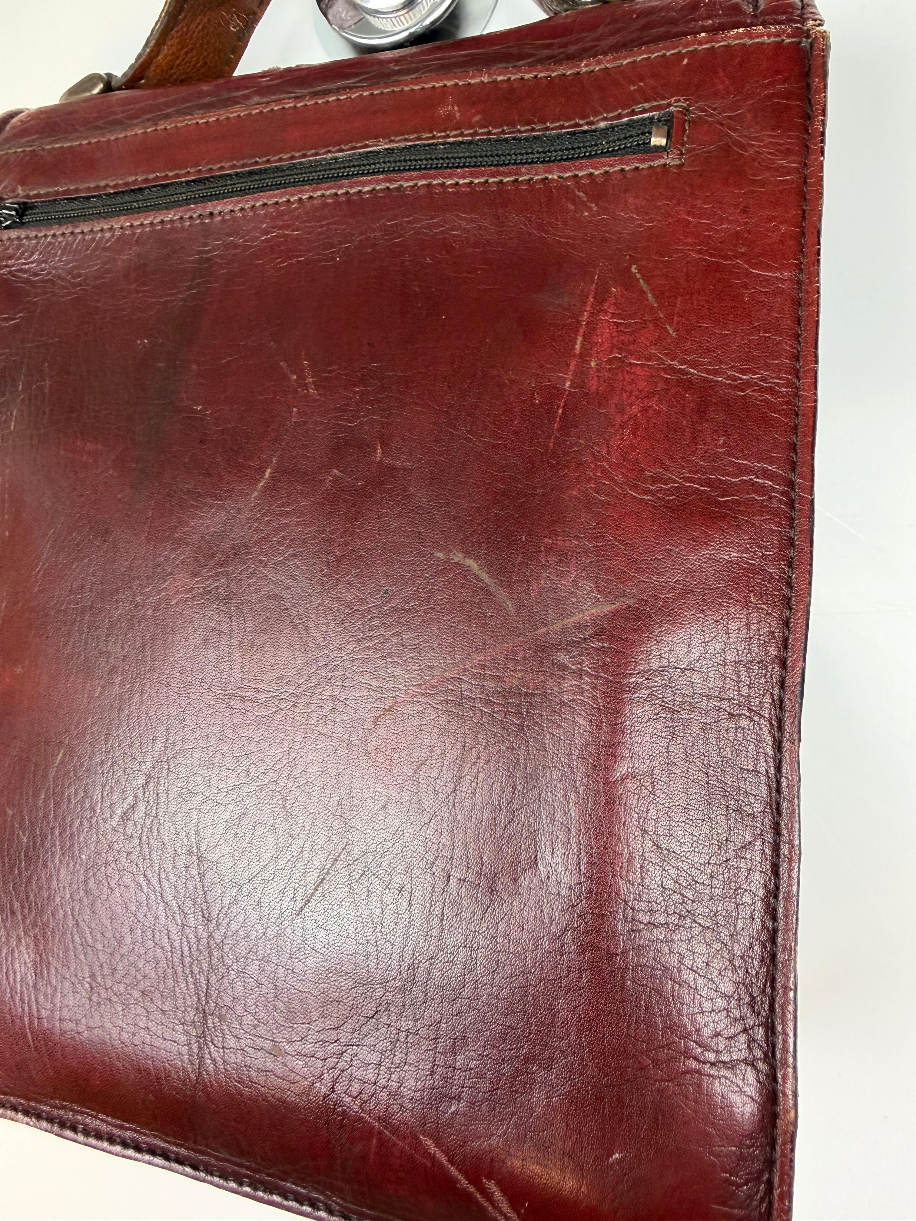 Borsa vintage in vera pelle bordeaux con chiusura in ottone