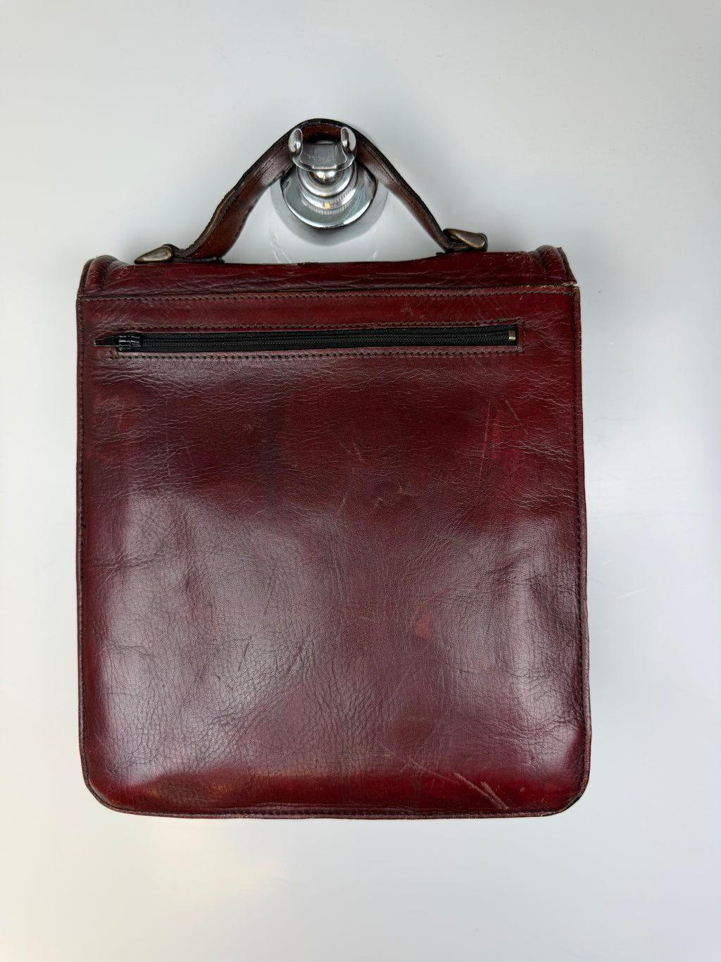Borsa vintage in vera pelle bordeaux con chiusura in ottone