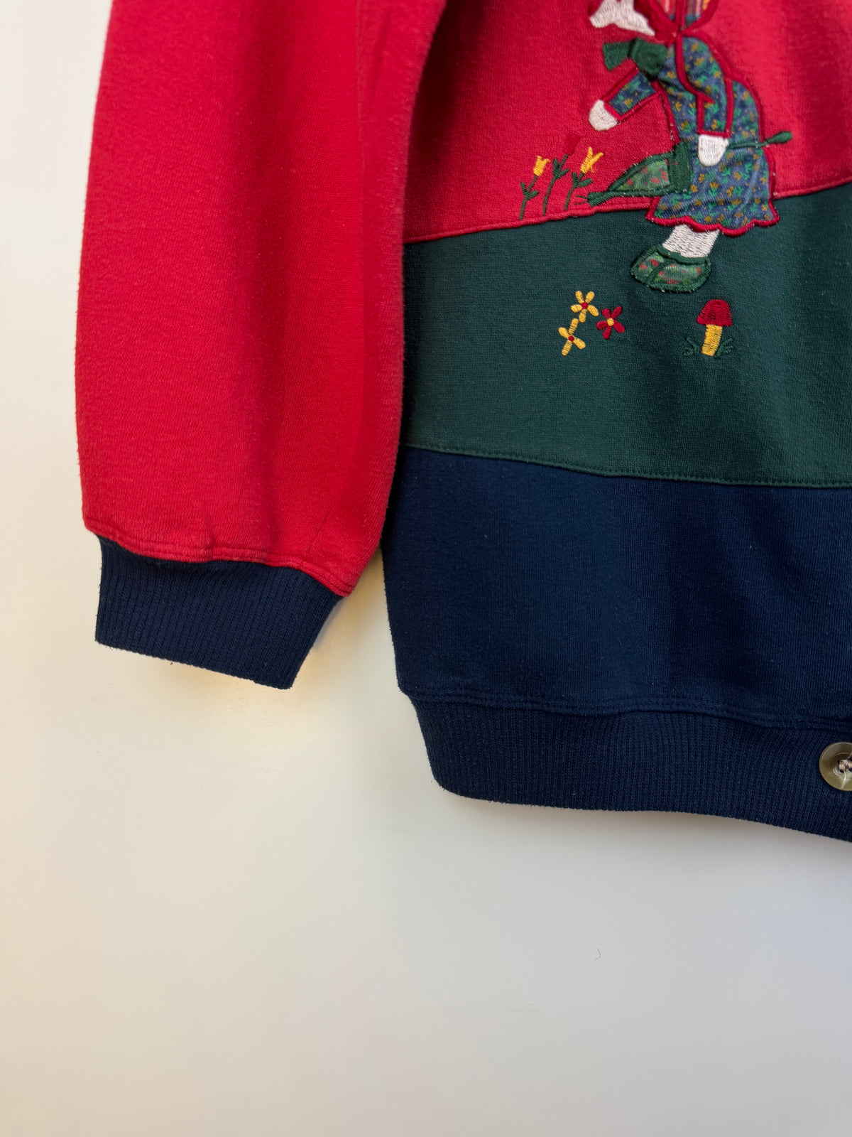 Felpa cardigan vintage con ricami e applicazioni