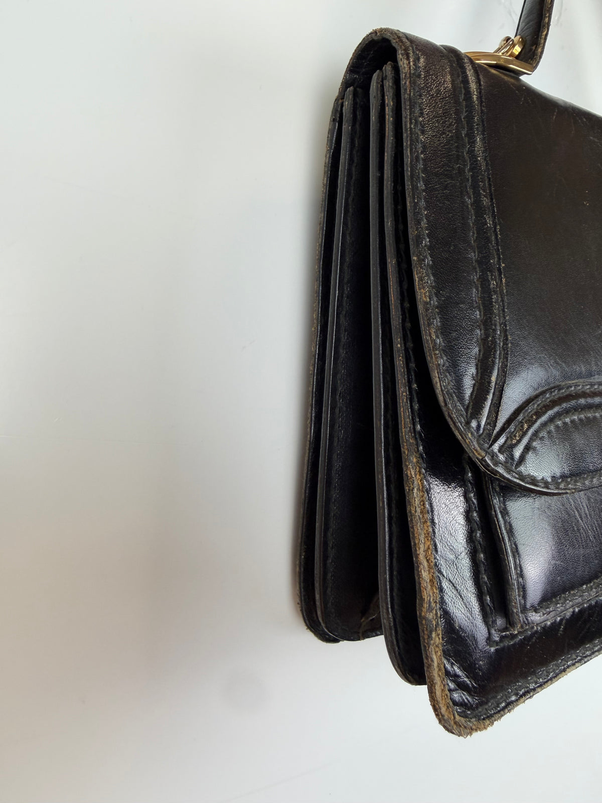 Borsa vintage nera con dettagli dorati