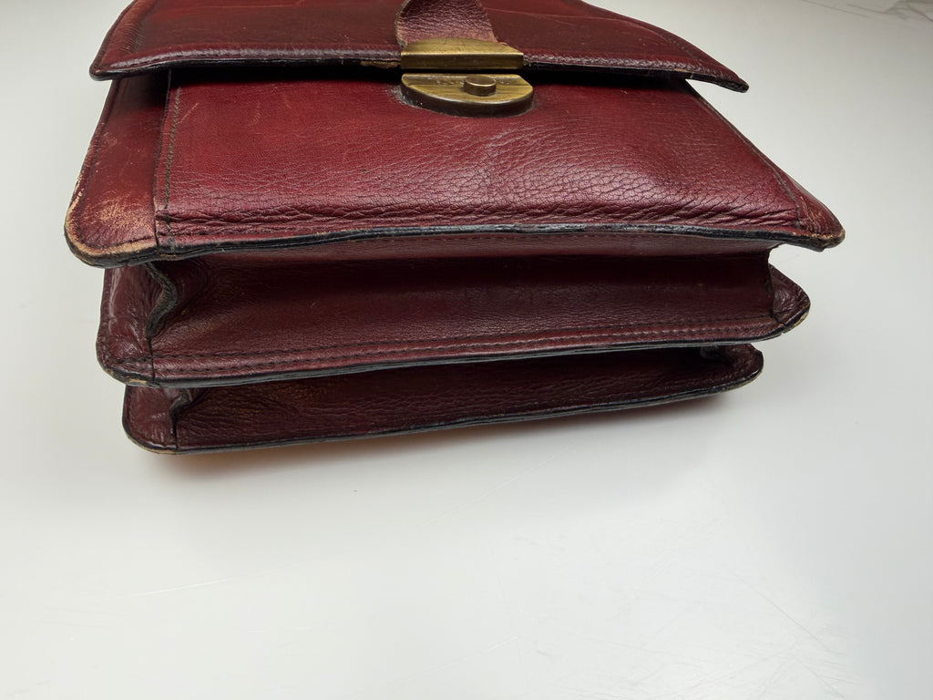 Borsa vintage in vera pelle bordeaux con chiusura in ottone